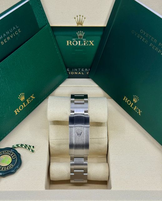 Rolex Oyster Perpetual 124200 Image 3